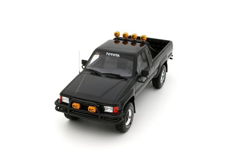 Toyota Hilux SR5 Glossy Black 202 1985