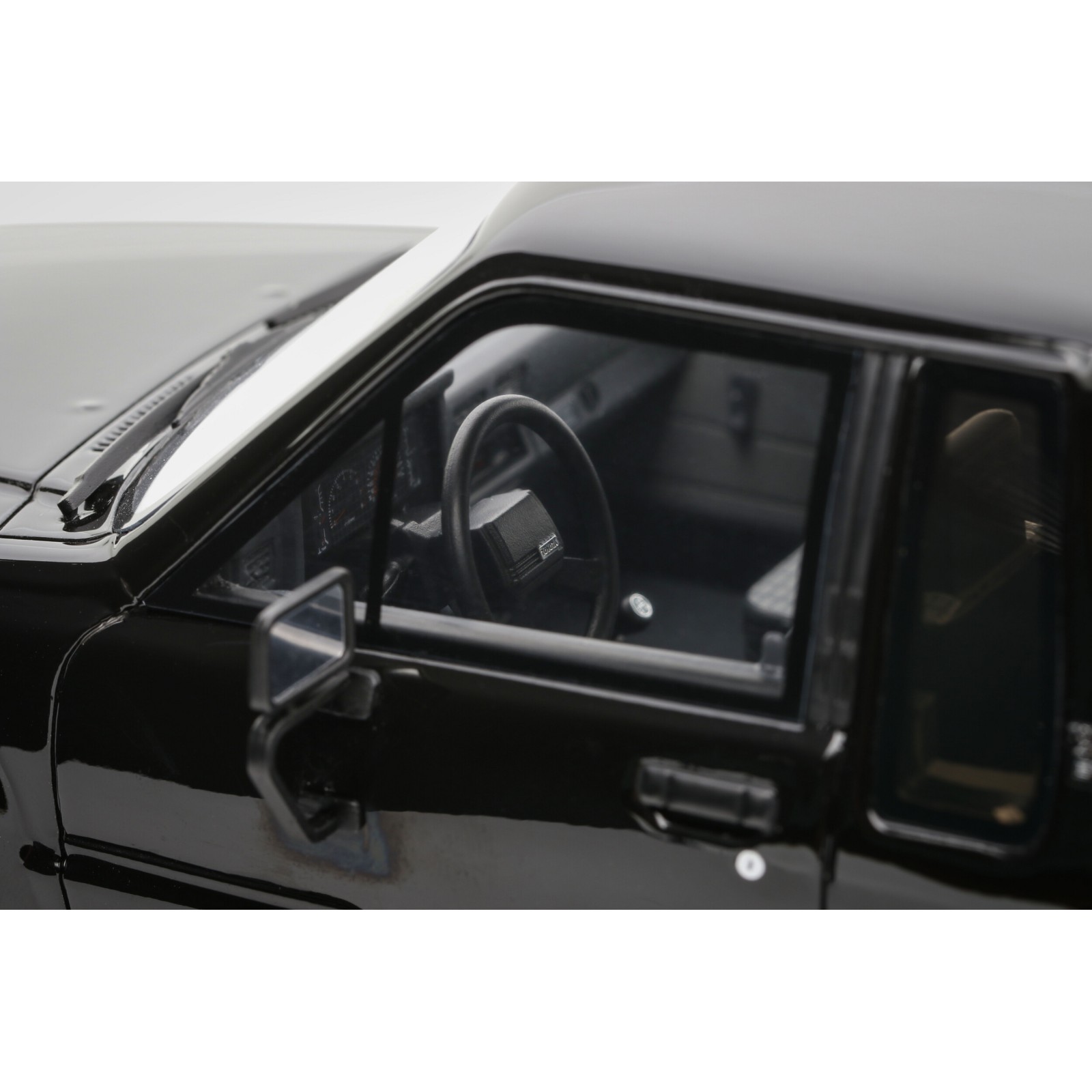 Toyota Hilux SR5 Glossy Black 202 1985