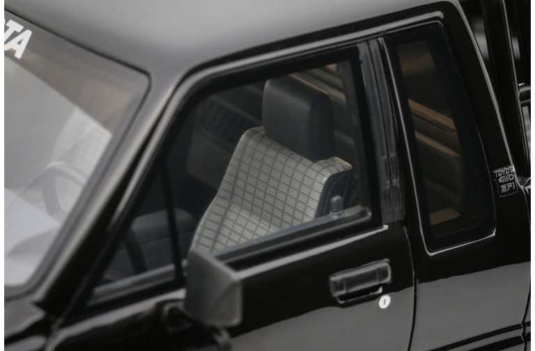 Toyota Hilux SR5 Glossy Black 202 1985