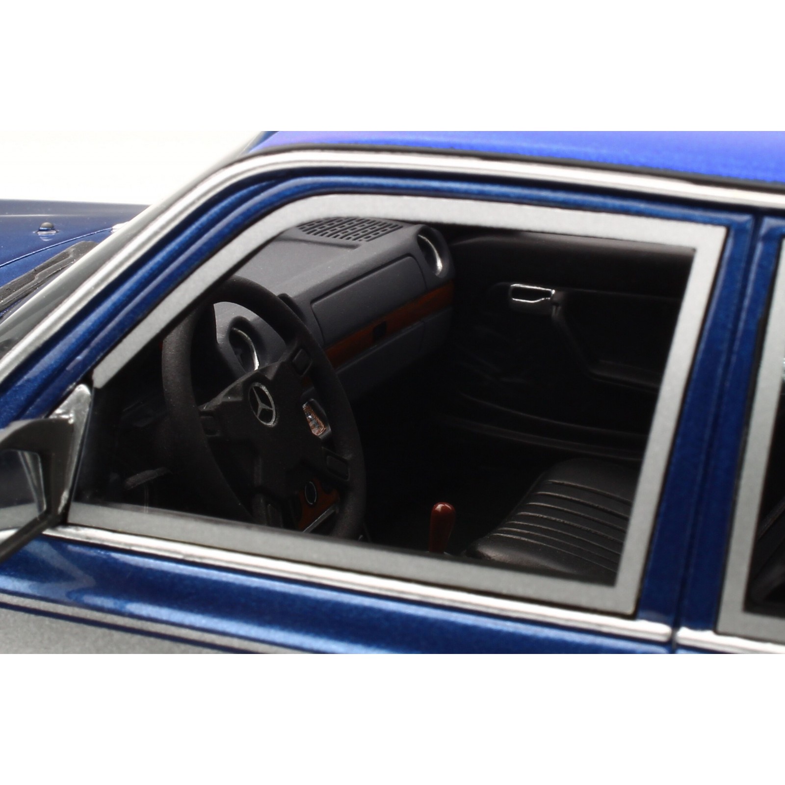 Mercedes-Benz W123 AMG Lapis Blau 1983